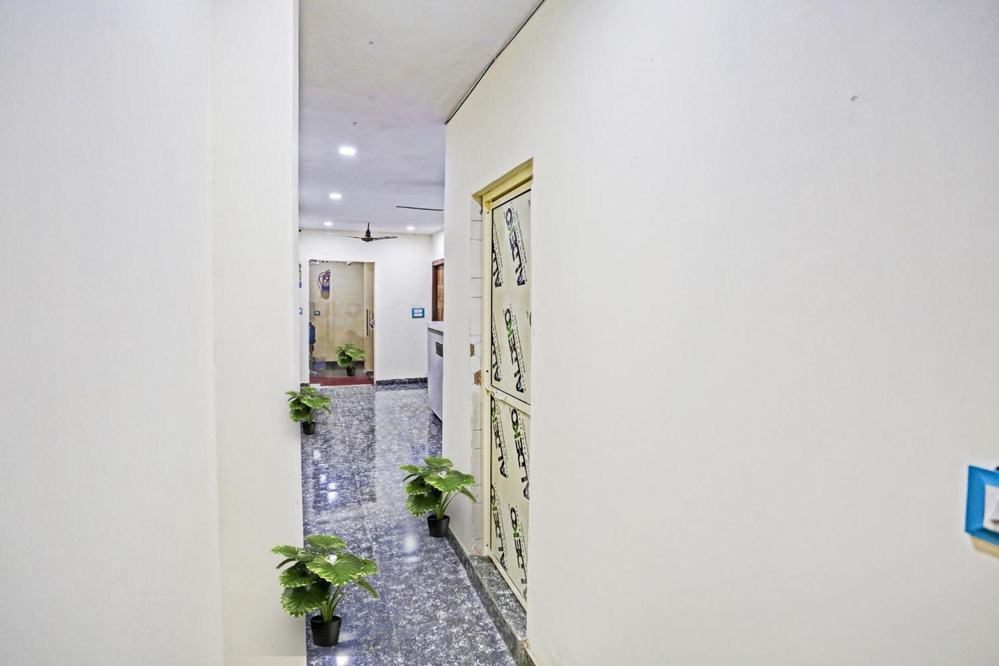 Hotel O Royal Palace Near Vishwa Vidyalaya Metro Station New Delhi