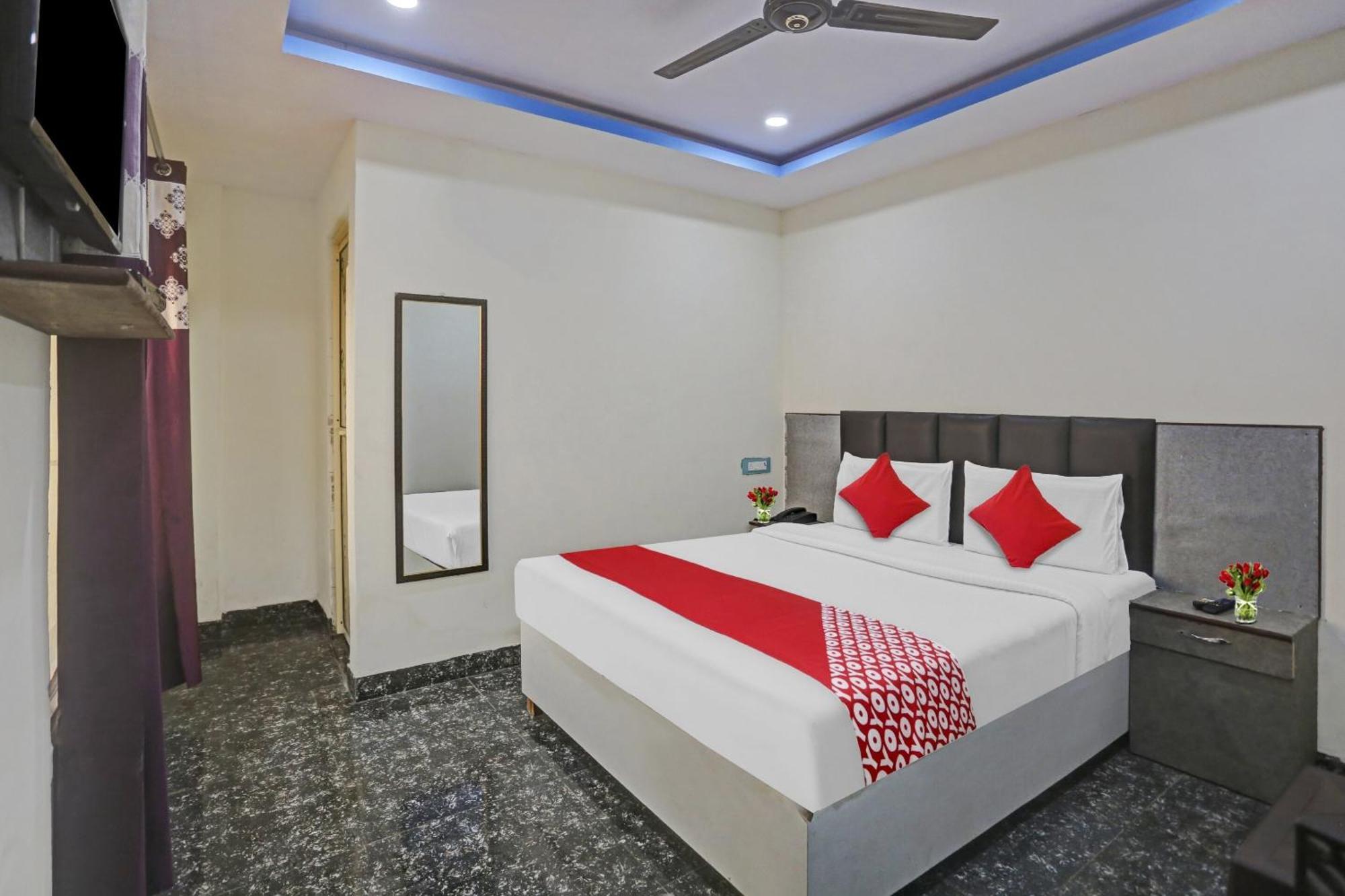 Hotel O Royal Palace Near Vishwa Vidyalaya Metro Station