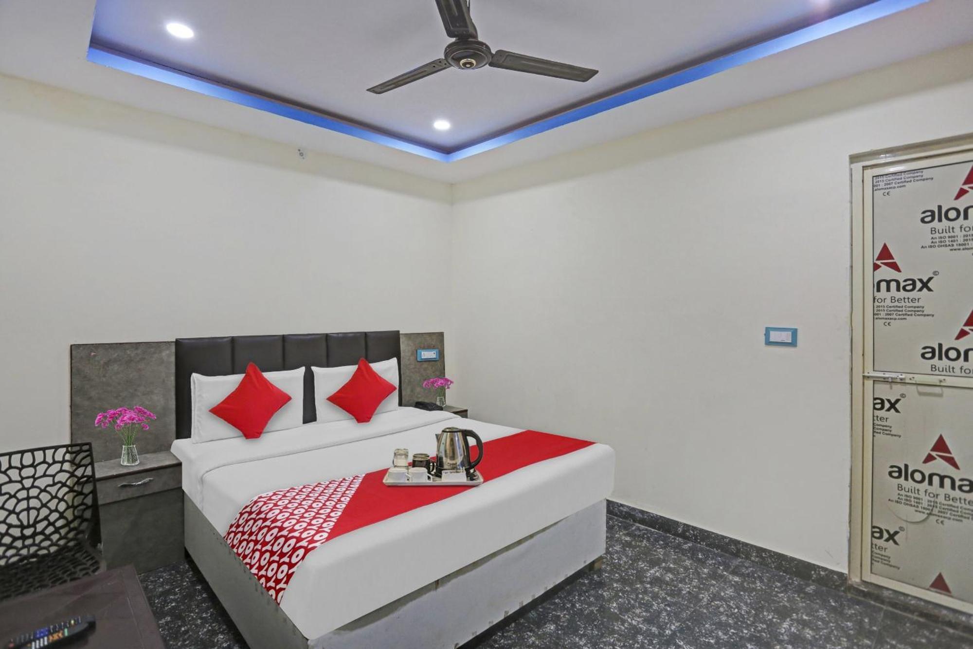 O Royal Palace Near Vishwa Vidyalaya Metro Station Hotel