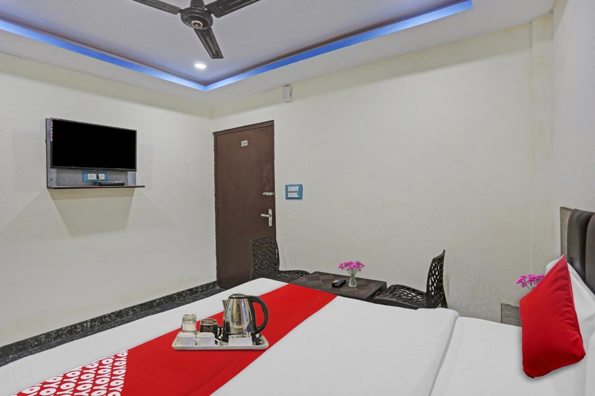 Hotel O Royal Palace Near Vishwa Vidyalaya Metro Station