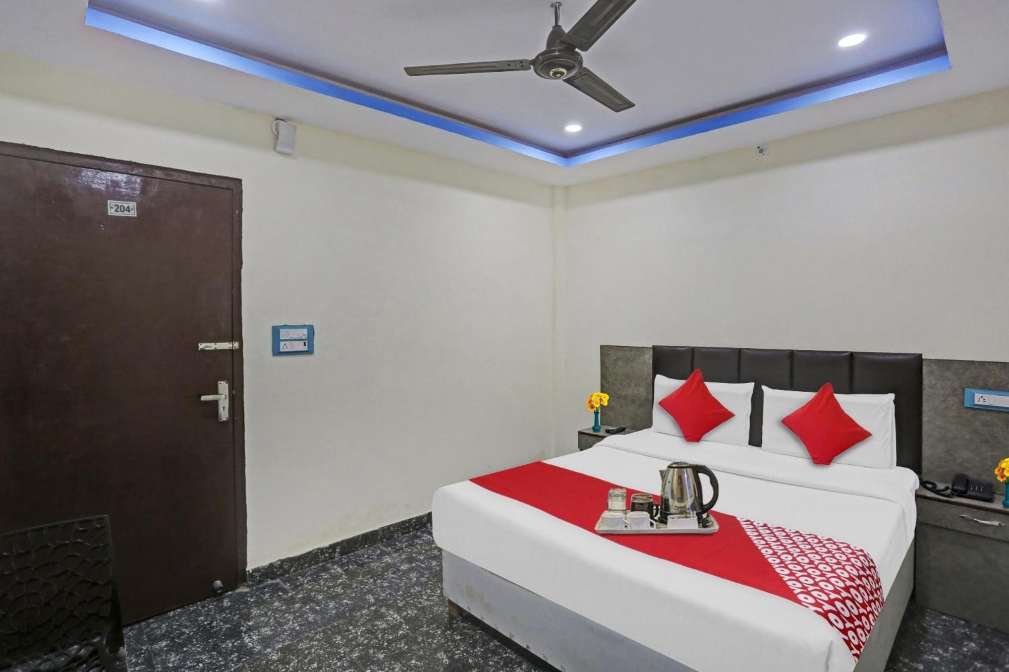 O Royal Palace Near Vishwa Vidyalaya Metro Station Hotel 3*