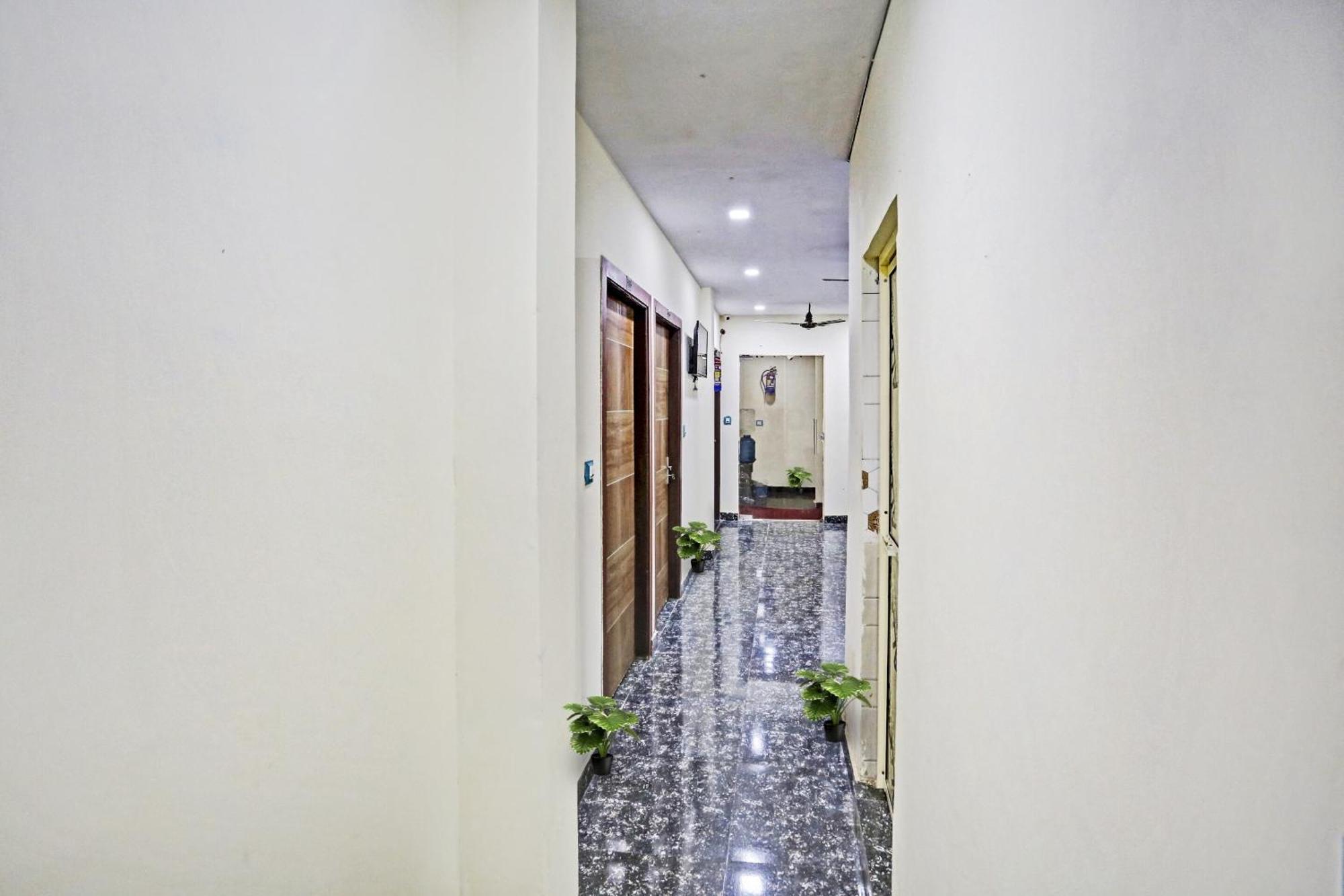 Hotel O Royal Palace Near Vishwa Vidyalaya Metro Station 3*