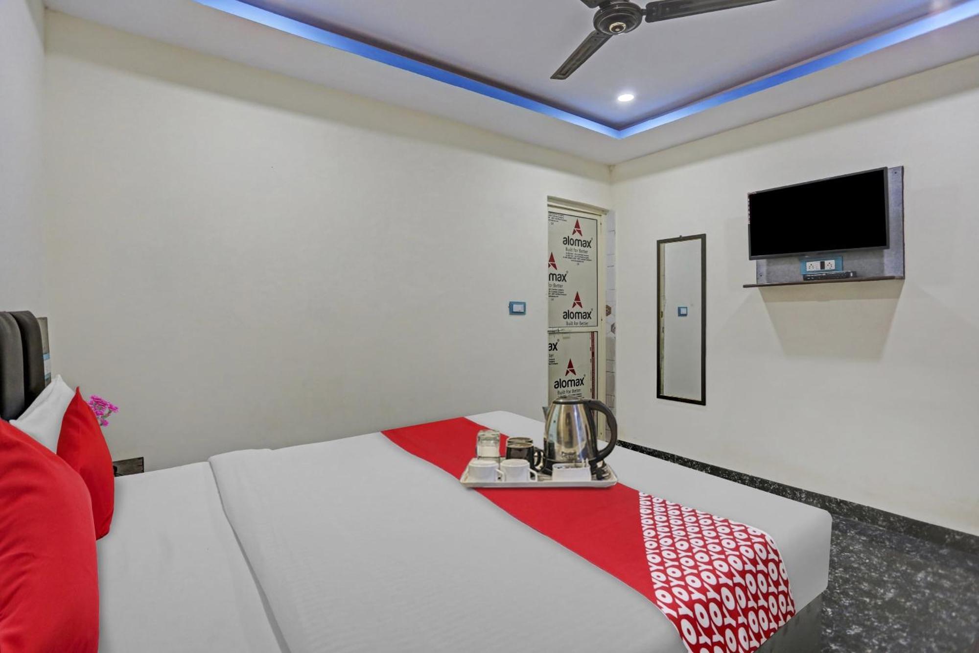O Royal Palace Near Vishwa Vidyalaya Metro Station Hotel New Delhi