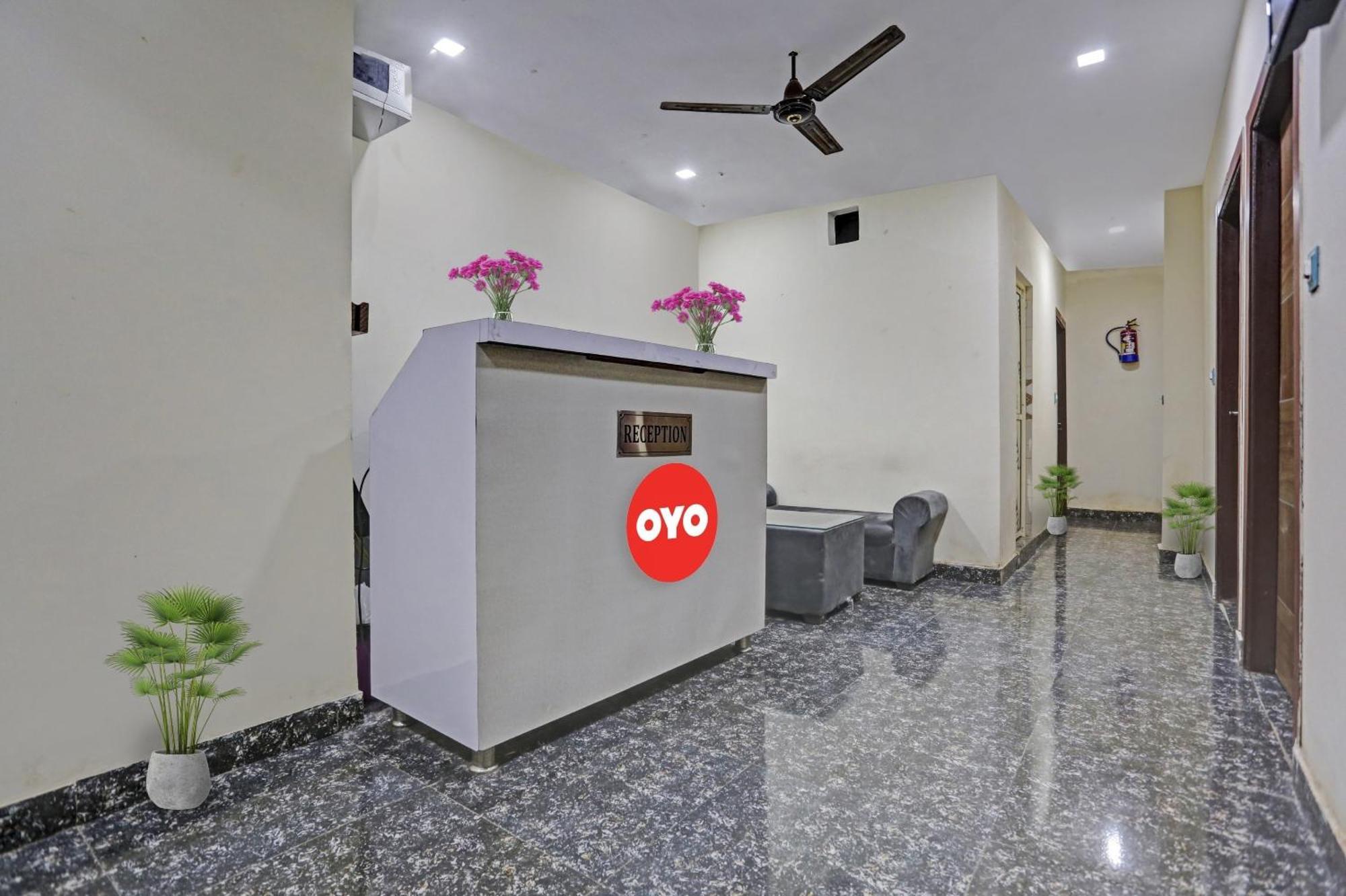 O Royal Palace Near Vishwa Vidyalaya Metro Station Hotel