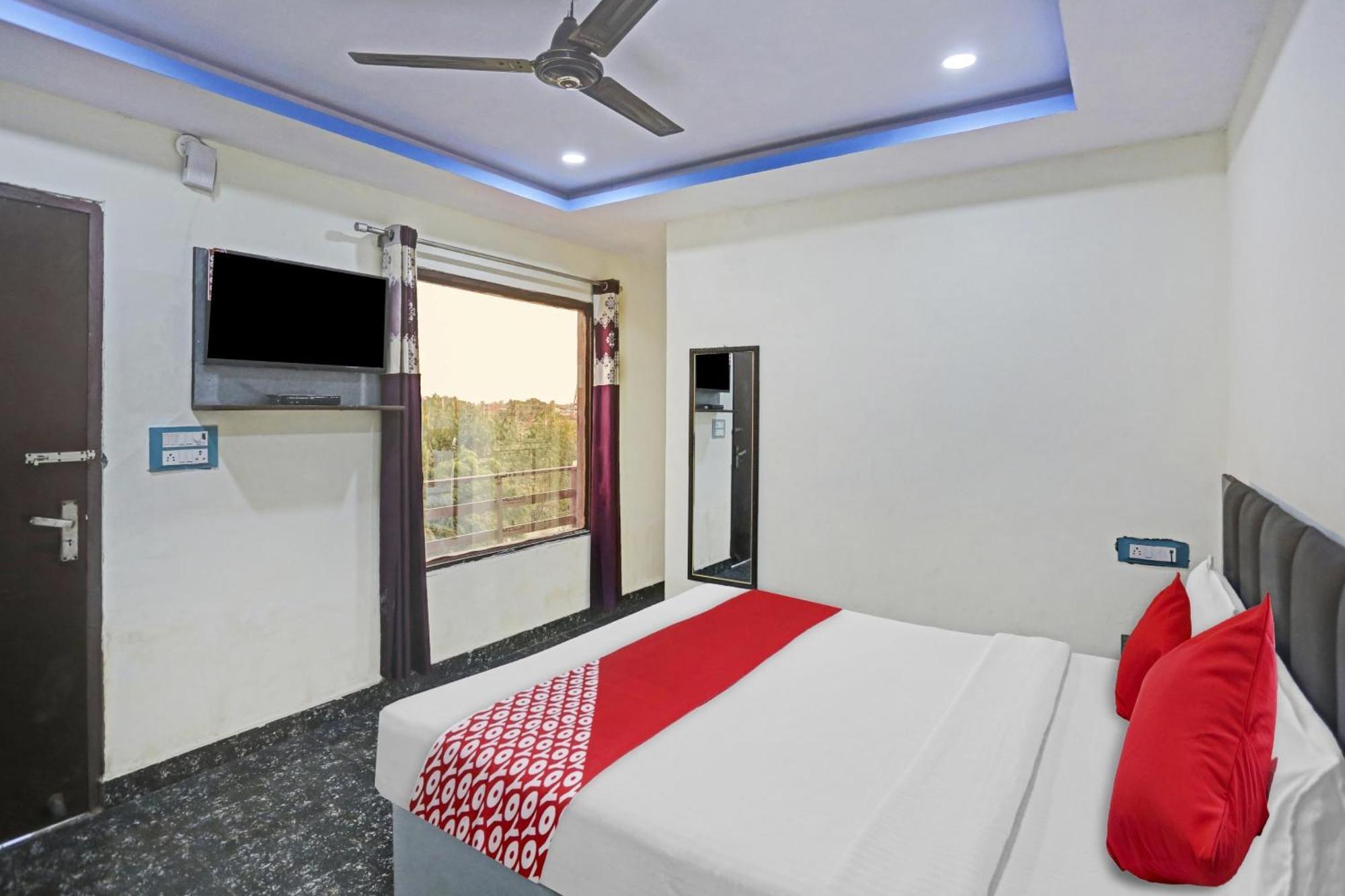Hotel O Royal Palace Near Vishwa Vidyalaya Metro Station