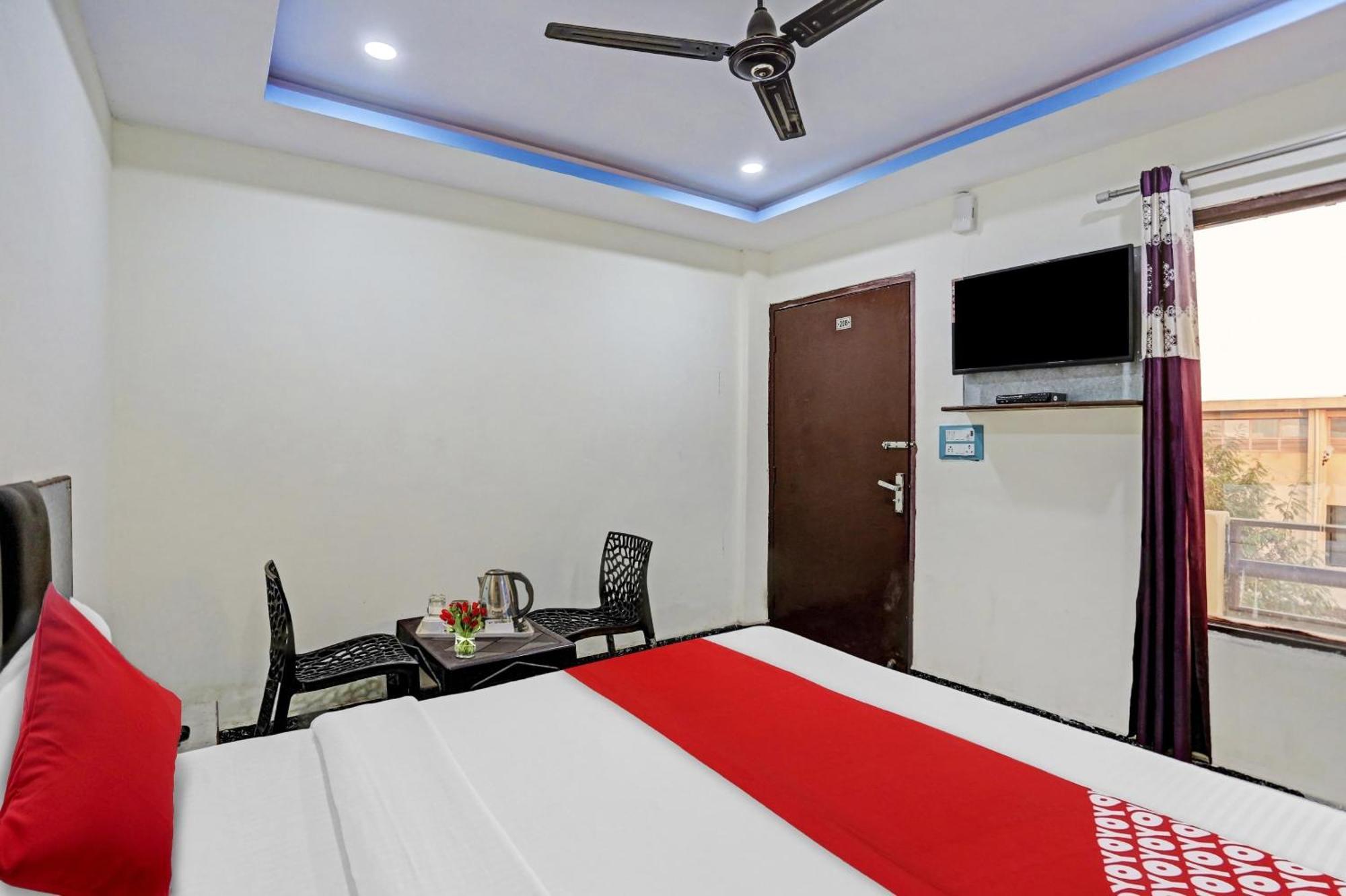 O Royal Palace Near Vishwa Vidyalaya Metro Station 3*